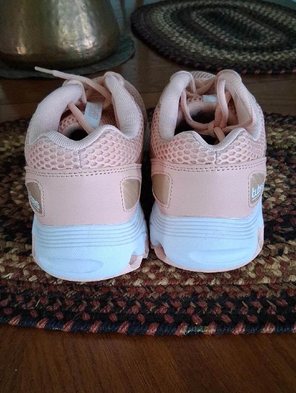 K-Swiss Women’s Peach Athletic Mesh Sneakers Sz.6